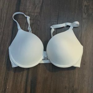 Front clasp bra size 32b from La Vie en Rose